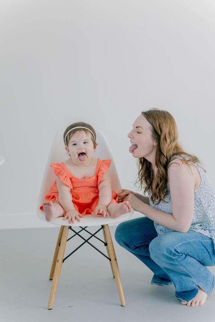 Richmond baby milestone photographer session showing a chubby one-year-old and her big sister announcement.