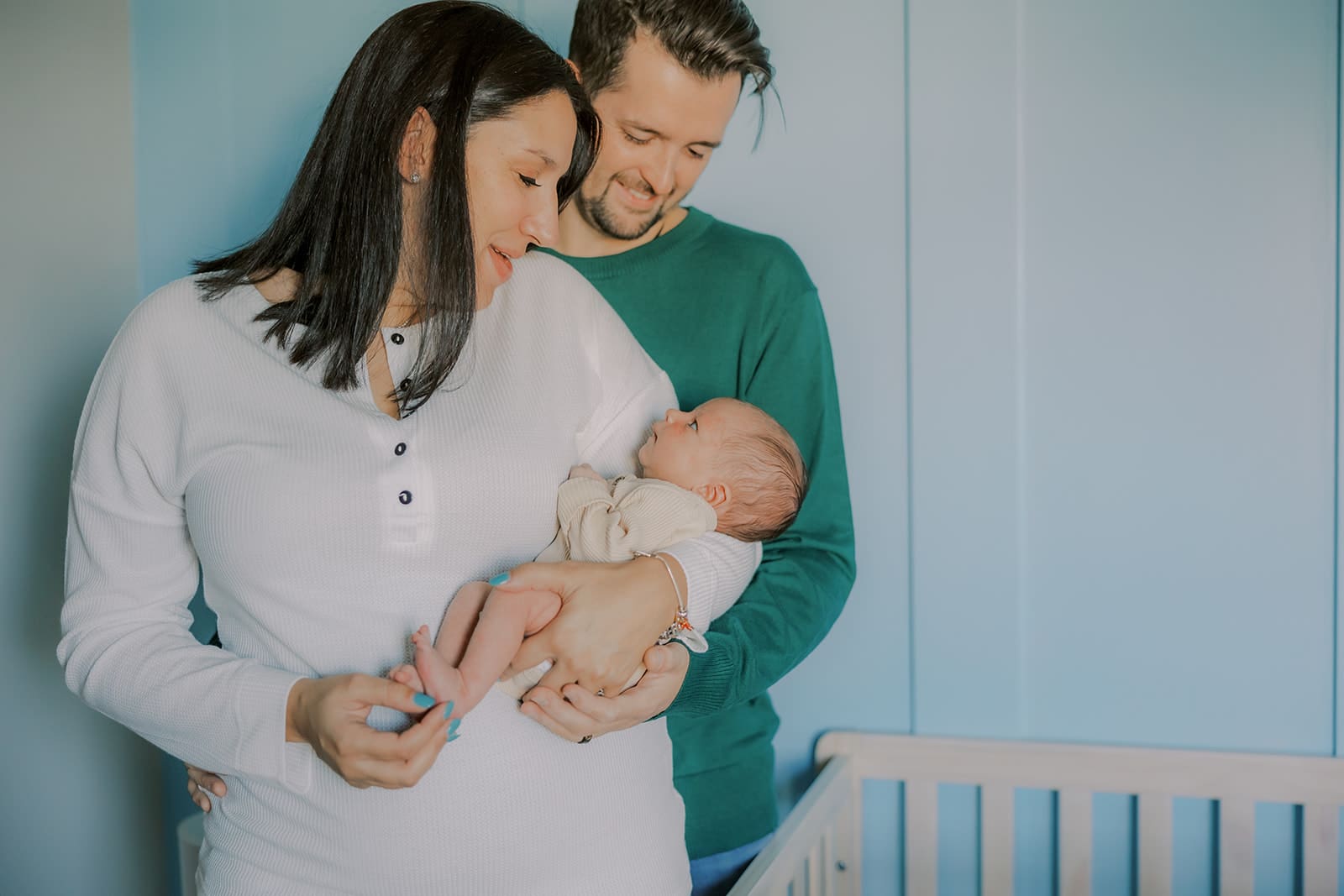 Lifestyle newborn photography in Richmond session showing the Barnes family with baby Lincoln in their home and backyard.